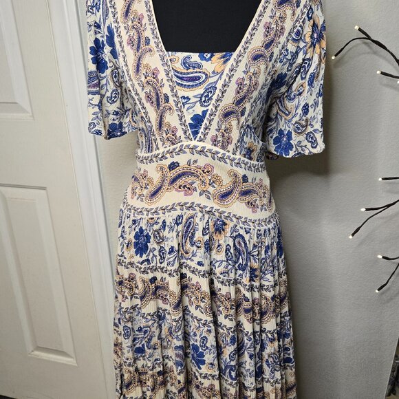 Bila Dresses & Skirts - Bila - Medium dress- EUC